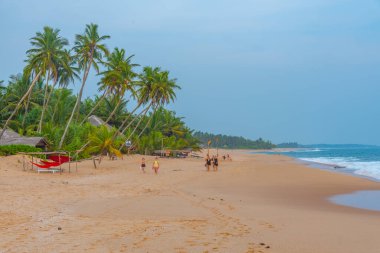 Tangalle, Sri Lanka, 23 Ocak 2022 Sri Lanka 'daki Marakolliya plajının gün batımı manzarası.