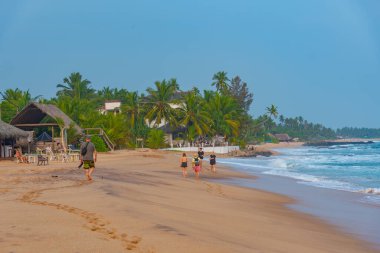 Tangalle, Sri Lanka, 23 Ocak 2022 Sri Lanka 'daki Medaketyia plajında güneşli bir gün..