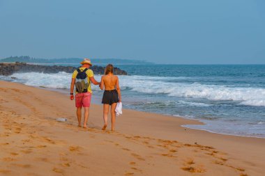 Tangalle, Sri Lanka, 23 Ocak 2022: Sri Lanka 'da gün batımı manzaralı bir çift.