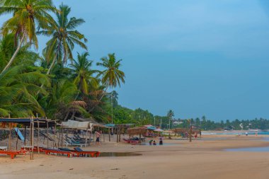 Tangalle, Sri Lanka, 23 Ocak 2022 Sri Lanka 'daki Medaketyia plajında güneşli bir gün..