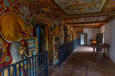 Tangalle, Sri Lanka, 23 Ocak 2022: Sri Lanka 'daki Mulkirigala kaya tapınaklarındaki dekorasyonlar.