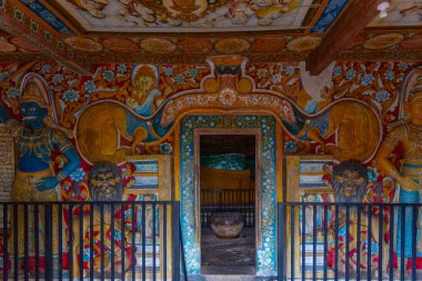 Tangalle, Sri Lanka, 23 Ocak 2022: Sri Lanka 'daki Mulkirigala kaya tapınaklarındaki dekorasyonlar.