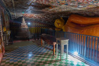 Tangalle, Sri Lanka, 23 Ocak 2022: Sri Lanka 'daki Mulkirigala kaya tapınaklarındaki dekorasyonlar.