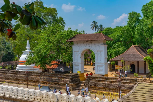 2022年2月3日スリランカのキャンディ スリランカのキャンディにある神聖な歯の遺物の寺院につながる庭園の眺め — ストック写真