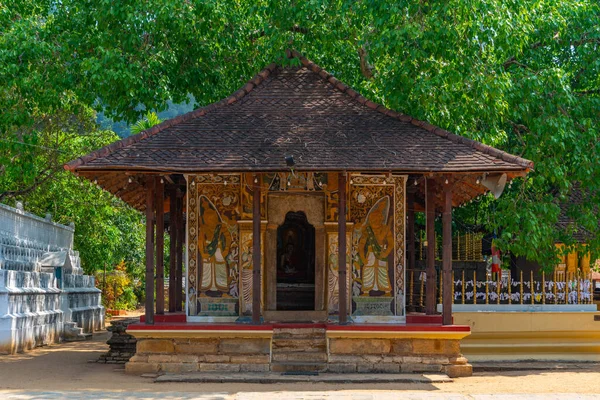 2022年2月3日スリランカのキャンディ スリランカのキャンディにある神聖な歯の遺物寺院の前の宗教複合体 — ストック写真
