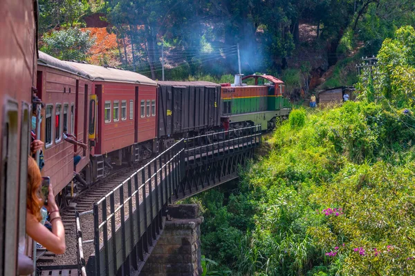 2022年1月29日 斯里兰卡艾拉 火车在斯里兰卡茶园的山坡上蜿蜒前行 — 图库照片
