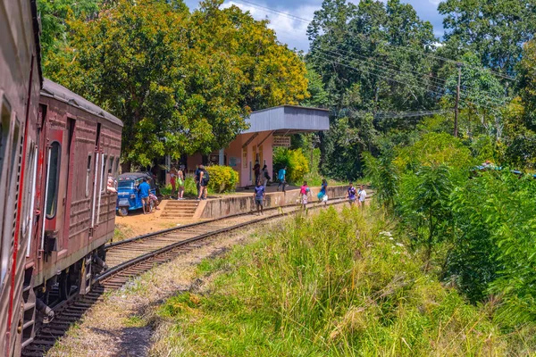 Ella Sri Lanka Enero 2022 Tren Serpenteando Una Pista Montaña —  Fotos de Stock