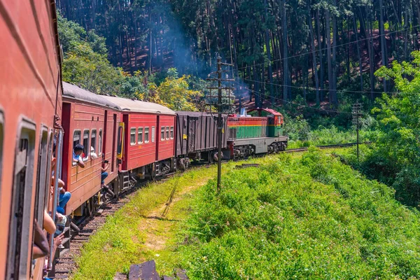 Ella Sri Lanka January 2022 Train Winding Hillside Track Tea — Stock Photo, Image