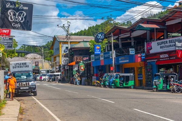 Ella, Sri Lanka, 29 Ocak 2022 Ella, Sri Lanka 'da yoğun bir caddenin görüntüsü.