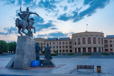 Gyumri, Ermenistan merkezindeki Vardanant Meydanı ve belediye binasının gün batımı manzarası