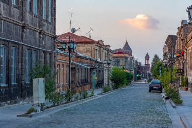 Gyumri, Ermenistan 'ın merkezinde boş bir caddenin gün batımı manzarası