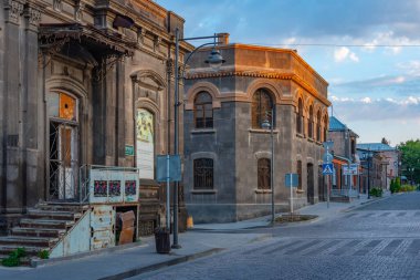 Gyumri, Ermenistan 'ın merkezinde boş bir caddenin gün batımı manzarası