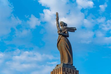Güneşli bir günde Gyumri 'de Ermeni Ana heykeli