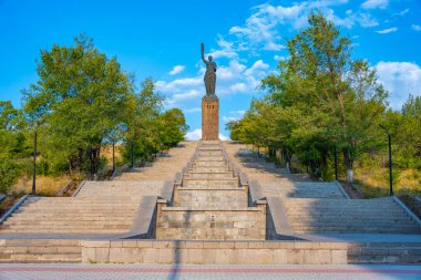 Güneşli bir günde Gyumri 'de Ermeni Ana heykeli