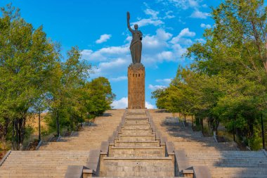 Güneşli bir günde Gyumri 'de Ermeni Ana heykeli
