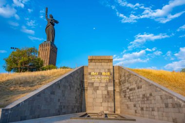Güneşli bir günde Gyumri 'de Ermeni Ana heykeli