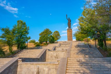 Güneşli bir günde Gyumri 'de Ermeni Ana heykeli