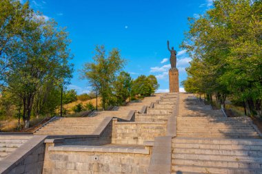 Güneşli bir günde Gyumri 'de Ermeni Ana heykeli