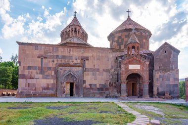 Ermenistan 'daki Harichavank Manastırı' nda yaz günü