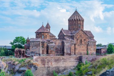 Ermenistan 'daki Harichavank Manastırı' nda yaz günü