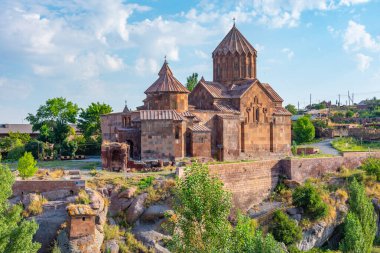 Ermenistan 'daki Harichavank Manastırı' nda yaz günü