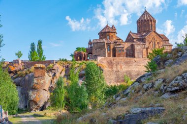 Ermenistan 'daki Harichavank Manastırı' nda yaz günü