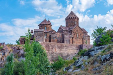 Ermenistan 'daki Harichavank Manastırı' nda yaz günü