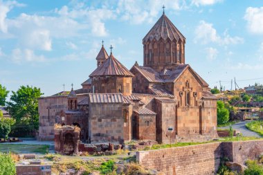 Ermenistan 'daki Harichavank Manastırı' nda yaz günü