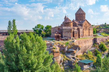 Ermenistan 'daki Harichavank Manastırı' nda yaz günü