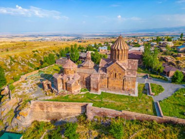 Ermenistan 'daki Harichavank Manastırı' nda yaz günü