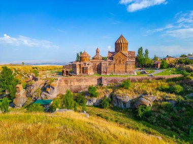 Ermenistan 'daki Harichavank Manastırı' nda yaz günü