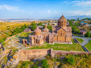 Ermenistan 'daki Harichavank Manastırı' nda yaz günü