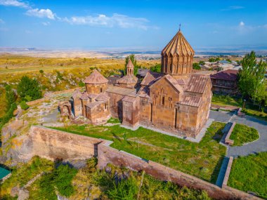 Ermenistan 'daki Harichavank Manastırı' nda yaz günü