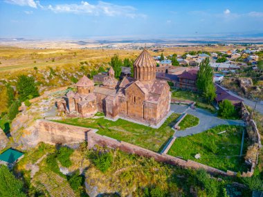 Ermenistan 'daki Harichavank Manastırı' nda yaz günü