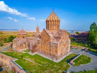 Ermenistan 'daki Harichavank Manastırı' nda yaz günü