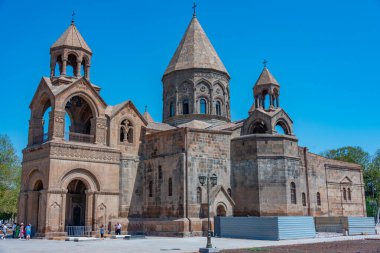 Ermenistan 'da güneşli bir günde Etchmiadzin Katedrali