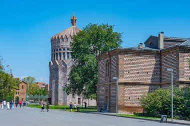 Ermenistan 'da güneşli bir günde Etchmiadzin Katedrali' nin kompleksindeki kutsal başmelek kilisesi.