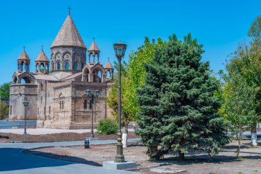 Ermenistan 'da güneşli bir günde Etchmiadzin Katedrali