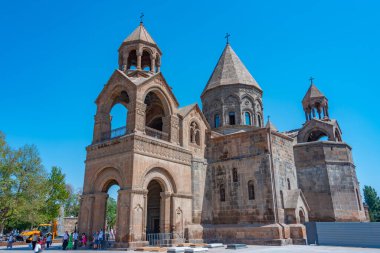 Ermenistan 'da güneşli bir günde Etchmiadzin Katedrali