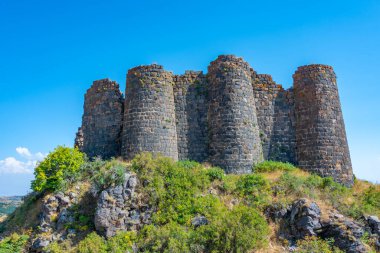 Ermenistan 'daki Amberd kalesinde yaz günü