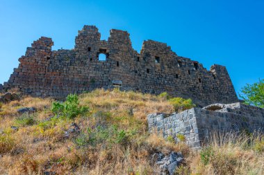 Ermenistan 'daki Amberd kalesinde yaz günü