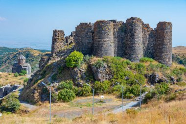 Ermenistan 'daki Amberd kalesinde yaz günü