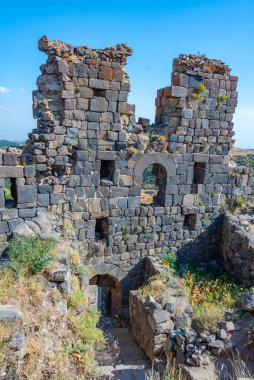 Ermenistan 'daki Amberd kalesinde yaz günü