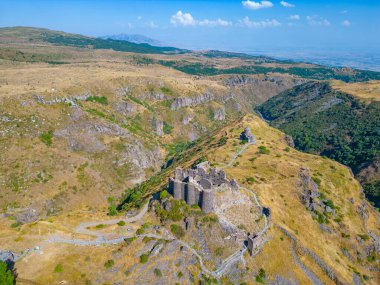 Ermenistan 'daki Amberd kalesinde yaz günü