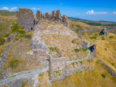 Ermenistan 'daki Amberd kalesinde yaz günü