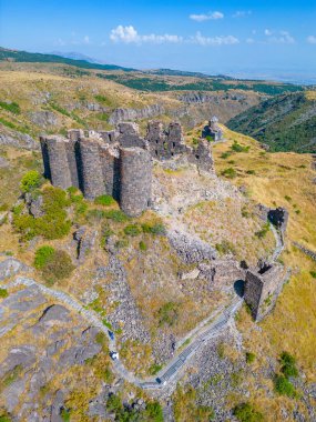 Ermenistan 'daki Amberd kalesinde yaz günü