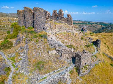 Ermenistan 'daki Amberd kalesinde yaz günü
