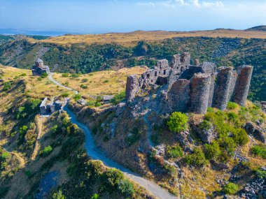 Ermenistan 'daki Amberd kalesinde yaz günü