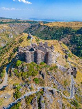 Ermenistan 'daki Amberd kalesinde yaz günü