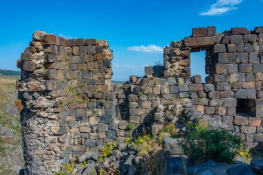 Ermenistan 'daki Amberd kalesinde yaz günü